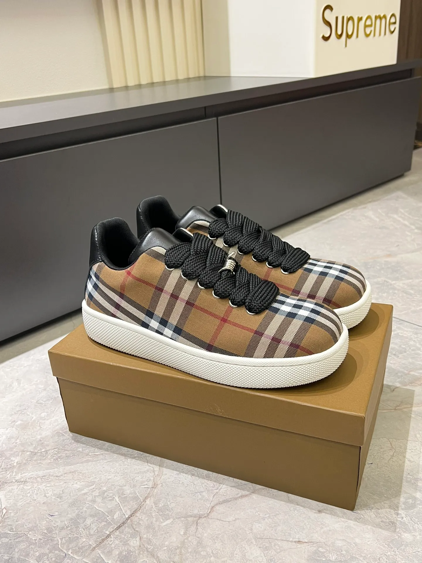 Men's shoes 💰p380 "Burberr*" new thick-soled men's casual sports shoes, cool sneakers and bread shoes, originally purchased and developed, the top version of Box series sports shoes, made of smooth calfskin fabric, embellished with embossed Equestrian Knight logo (EKD). Made of mesh lining, the laces are decorated with metal coils, the rubber soles are decorated with the Burberry letter logo, and the original molded 3.5CM two-color T men's shoes 💰pU outsole! Male 38-44 (45 customized)